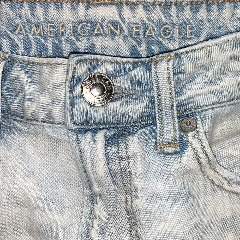 EXCELLENT DISTRESSED CONDITION WOMEN’S SIZE 2 AMERICAN EAGLE TOMGIRL SHORTIE